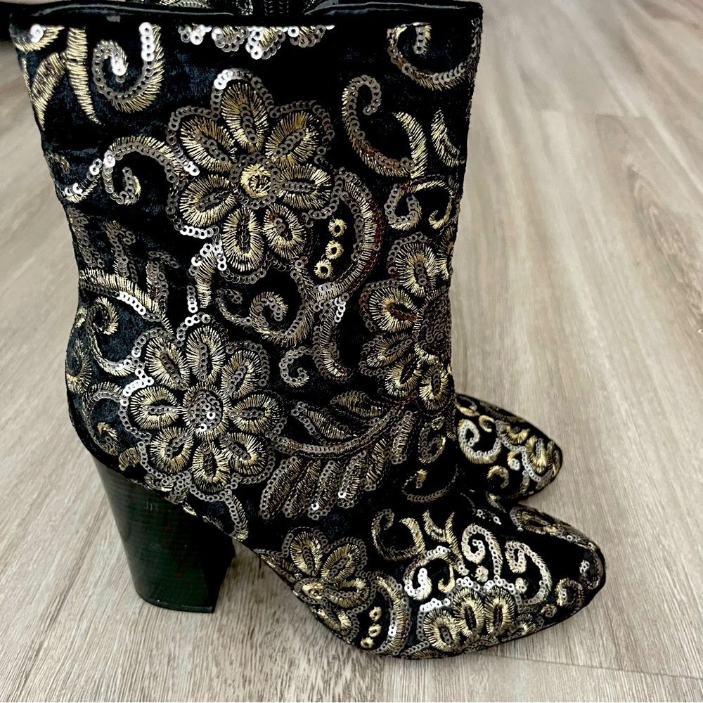 Guess - Nasian Velvet Embroidered Ankle Boots sz 9